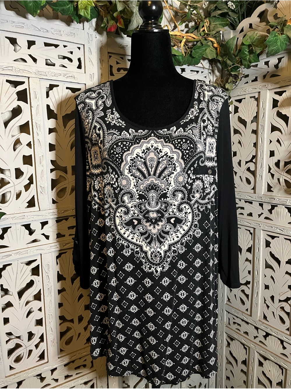 MAURICES BLACK & WHITE PAISLEY PANEL WITH BUTTONS IN BACK PLUS SIZE TOP